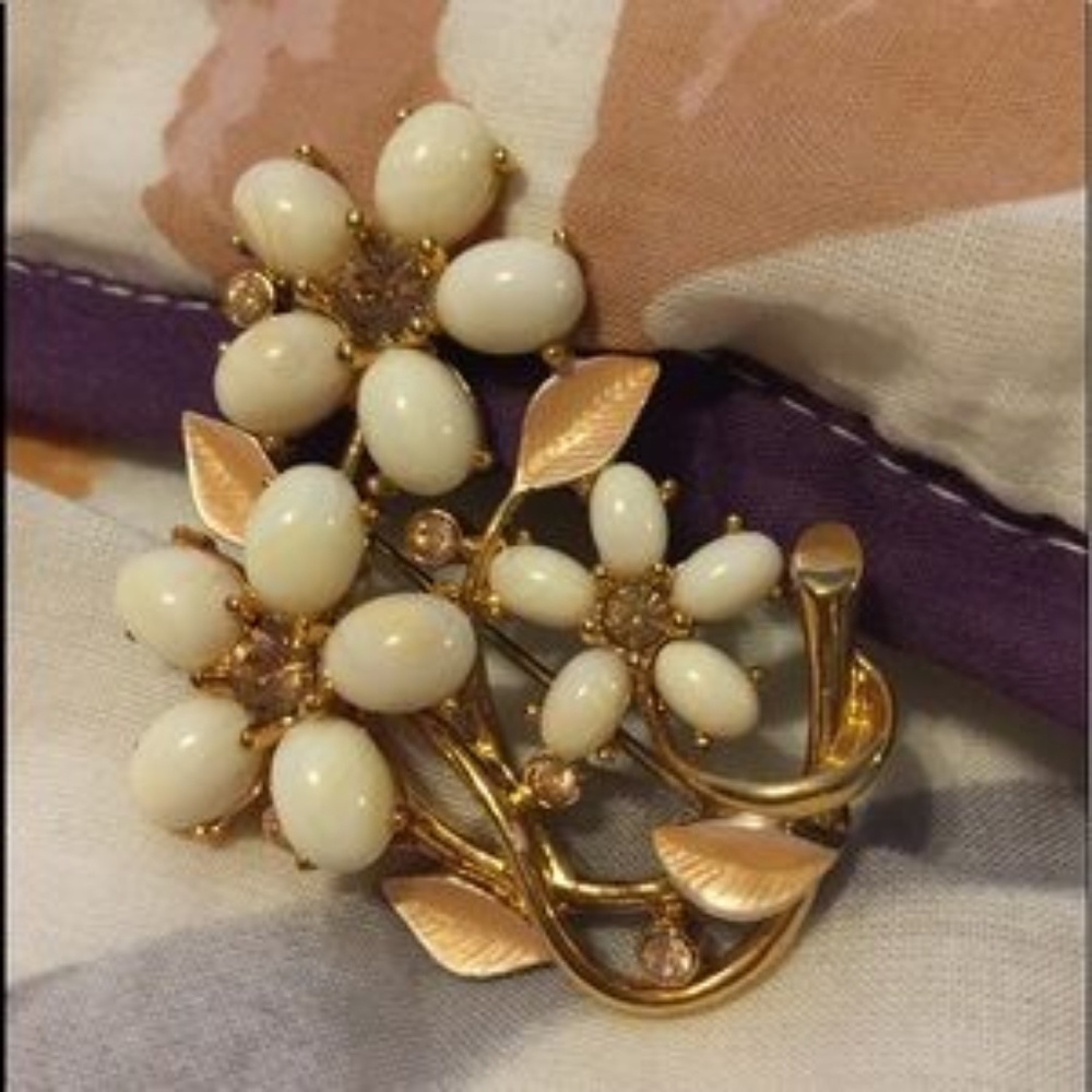 NWOT Banana Republic pin brooch